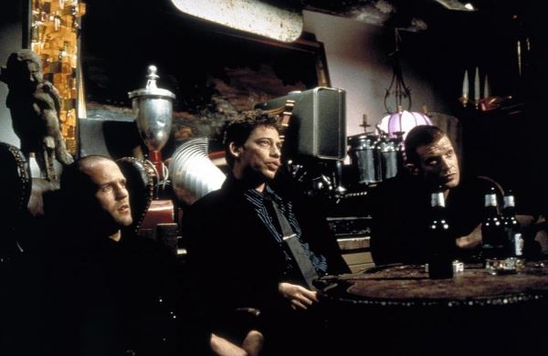 25 лет спустя: Актеры легендарного фильма «Карты, деньги, два ствола» встретились на премьере картины «Без ответа»